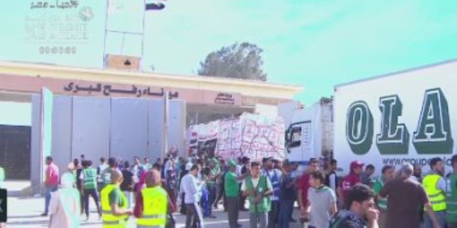 وصول شاحنات المساعدات الإنسانية إلى الجانب الفلسطيني من معبر رفح