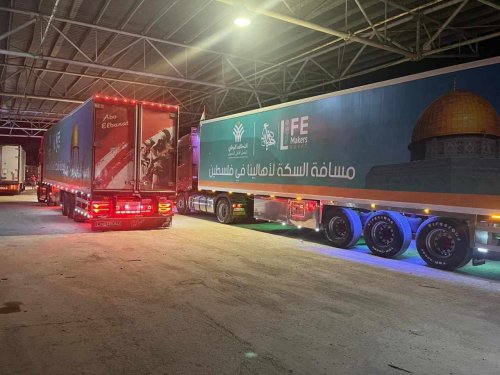 بعدَ القصف "الخطأ" .. دخول شاحنات مساعدات عبر معبر رفح