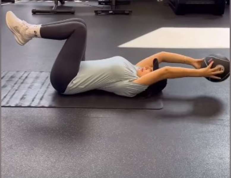 تدريبات شاقة لـ دينا فؤاد داخل صالة الجيم