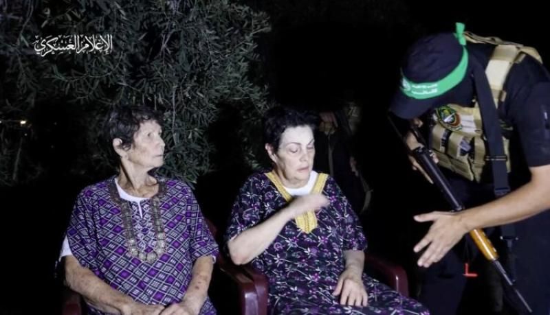 إبنة رهينة مفرج عنها لصحيفة إسرائيلية: هناك طبيب يعتني بالرهائن في غزة