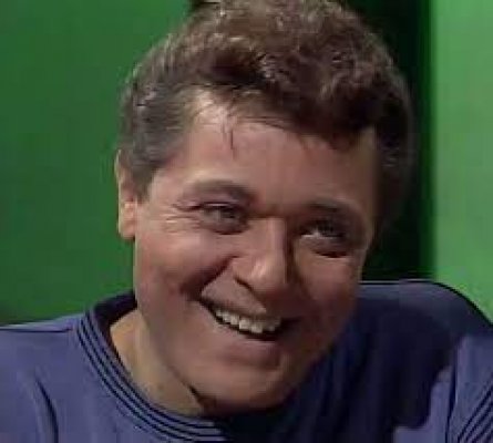 طويل وببدلة "بيضاء".. أول صورة واضحة لـ "رأفت الهجان" الحقيقي في فيلم مع سامية جمال!! طلع أوسم مليون مرة من محمود عبد العزيز!!