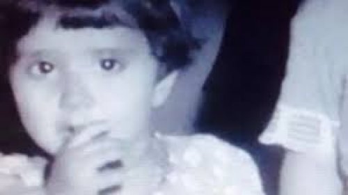 هذه الطفلة أصبحت أشهر فنانة عربية.. حاكمت والدتها ودُفنت حية.. من تكون؟