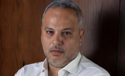 المسرح لا يعيقه القبر.. تامر عبد المنعم يهاجم محمد سلام بعد انسحابه من مسرحية "زواج اصطناعي"