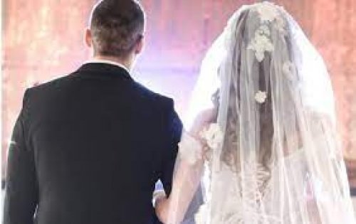 أوقح واقذر عادات الزواج ستصيبك بالغثيان.. لن تتخيل ولن يخطر على بالك ما الذي يفعله العريس بعروسته في هذه الدولة العربية أمام جميع الحاضرين ودون تردد او خجل!!