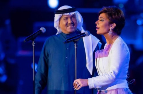 محمد عبده يغازل أصالة أمام زوجها والأخيرة تسقط على المسرح في حفلها بالرياض