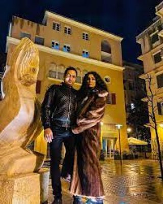 طليق غادة عبدالرازق يحرق قلبها بارتباطه بعد أشهر من انفصالهما بامرأة حسناء.. أجمل منها بكثير!