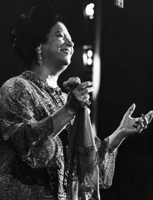 حفيد أم كلثوم تهين منى زكي بعد استعدادها لتقديم سيرة "كوكب الشرق".. ما قاله عن الفنانة مخزي