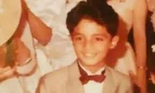 هذا الطفل أصبح فنان شهير ووالداه من كبار نجوم السينما وشقيقته دخلت عالم التمثيل من أوسع الأبواب!