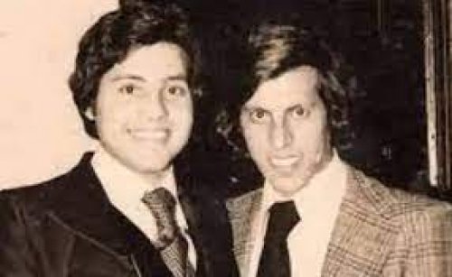 الفنان الذي يقف بجوار هاني شاكر في هذه الصورة أصبح رجل دين شهير ومٌنح الجنسية القطرية.. تخيلوا من هو!