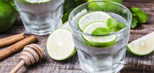 ماذا يحدث للجسم عندما تشربون الماء مع الليمون كل يوم عند استيقاظك من النوم على الريق.. (تعرف عليها ولا تتردد)