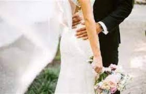 أوقح واقذر عادات الزواج.. لن تتخيل ولن يخطر على بالك ما الذي يفعله العريس بعروسته في هذه الدولة العربية أمام أعين جميع الحاضرين دون حياء او تردد !!