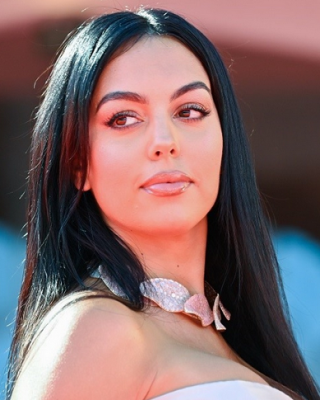 جورجينا تفاجئ الجميع بظهورها الأخير في موسم الرياض.. والجمهور يهاجم طريقة اظهارها للمجوهرات