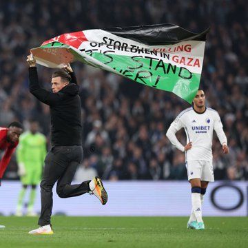 مشجع يقتحم مباراة مانشستر يونايتد وكوبنهاجن رافعا علم فلسطين.. صور