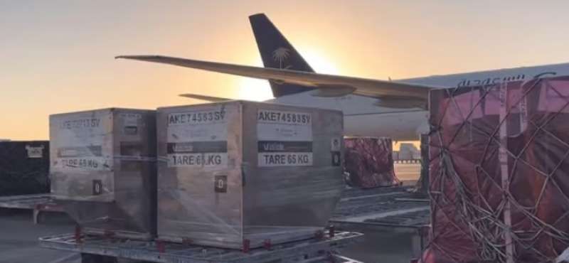 انطلاق أولى رحلات الجسر الجوى السعودى لنقل المساعدات إلى غزة عبر معبر...