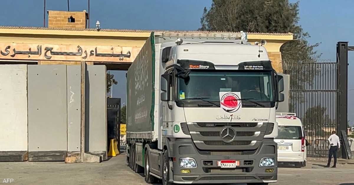العالم اليوم - مع نقص الوقود.. شاحنات إغاثة عالقة بعد مرورها من معبر رفح