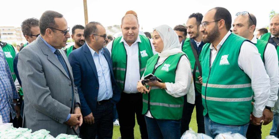 محافظ شمال سيناء يشارك شباب المتطوعين في تجهيز المساعدات الإنسانية والإغاثية قبل إدخالها إلى غزة