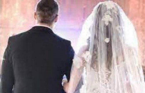 أوقح واقذر عادات الزواج ستصيبك بالإشمئزاز وبالغثيان .. لن تتخيل ولن يخطر على بالك ما الذي يفعله العريس بعروسته في هذه الدولة العربية أمام الحاضرين دون خجل او تردد!!