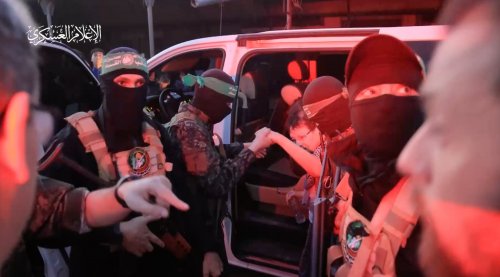 القسام ينشر مشاهد من تسلم الدفعة الأولى من الأسرى لديه .. فيديو