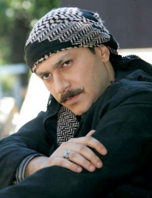 لن تصدقوا من هو والد العقيد معتز الحقيقي.. نجم كبير شارك معه في مسلسل باب الحارة. !