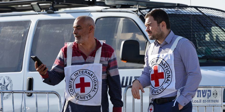 الصليب الأحمر ينقل المحتجزين الإسرائيليين إلى معبر رفح المصرى