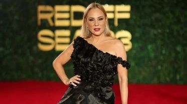من هي أجمل صاحبة إطلالة بالأسود على السجادة الحمراء؟