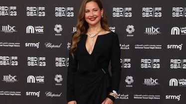 من هي أجمل صاحبة إطلالة بالأسود على السجادة الحمراء؟