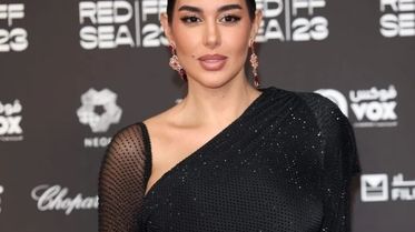 من هي أجمل صاحبة إطلالة بالأسود على السجادة الحمراء؟