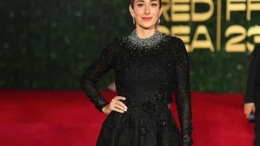 من هي أجمل صاحبة إطلالة بالأسود على السجادة الحمراء؟