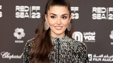 من هي أجمل صاحبة إطلالة بالأسود على السجادة الحمراء؟