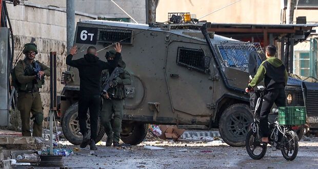 الاحتلال يشن غارات وعمليات برية من عدة محاور فـي غزة ويخسر 10 جنود بكمين للمقاومة