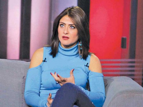 زي رانيا يوسف.. بطانة هيدي كرم ثير الجدل في مهرجان الجونة