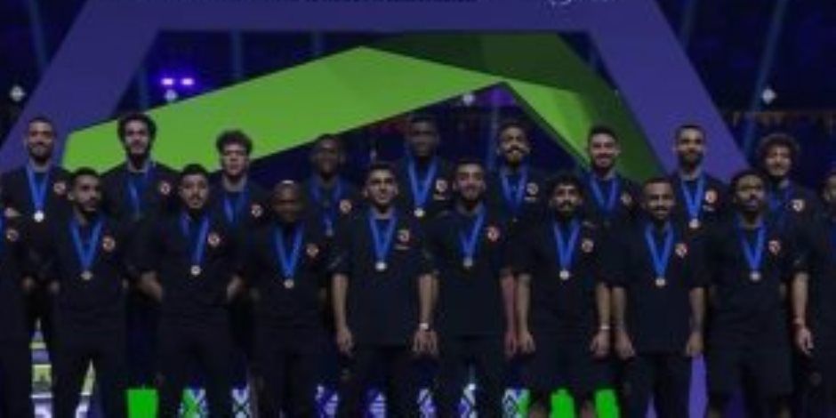 لاعبو الأهلي يتسلمون الميداليات البرونزية بكأس العالم للأندية