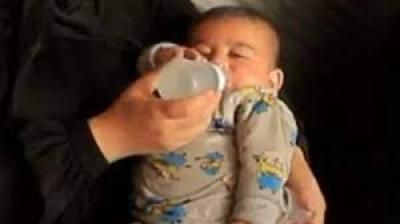 أخبار اليمن : نتيجة الحصار.. رضيع فلسطيني يشرب الماء بدلا من الحليب