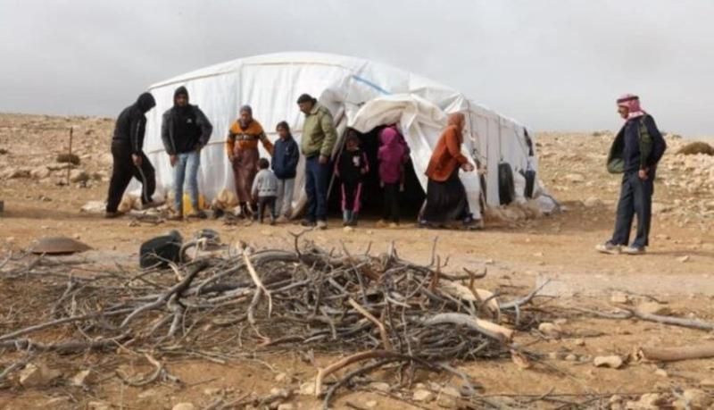 مستوطنون يطردون أسر فلسطينية من منازلهم في الخليل