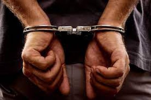 جريمة جنونية لا يستوعبها عقل والمصيبة في السببب...شاب عربي انتظر والده حتى نام وفعل به هذا الفعل المحرم دون خوغف او تردد