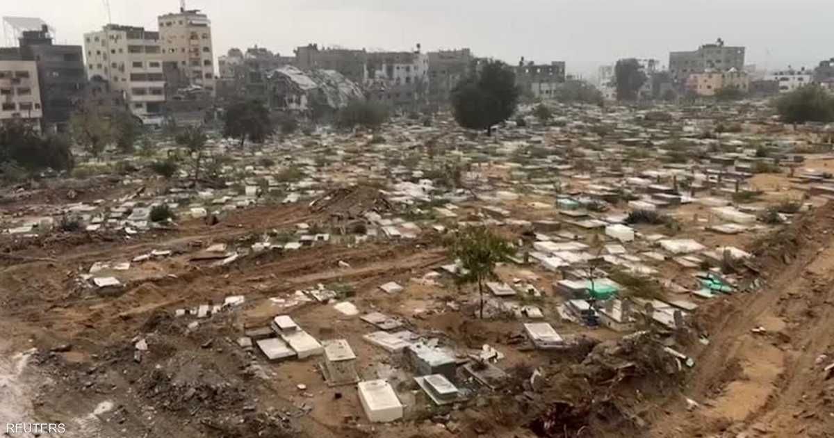 العالم اليوم - فلسطينيون يعيدون دفن جثامين تم نبشها في مقبرة في غزة