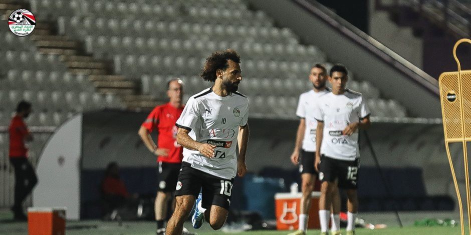 الجالية المصرية وجماهير كوت ديفوار يشجعون صلاح أمام فندق الإقامة استعدادا لأمم أفريقيا (فيديو)