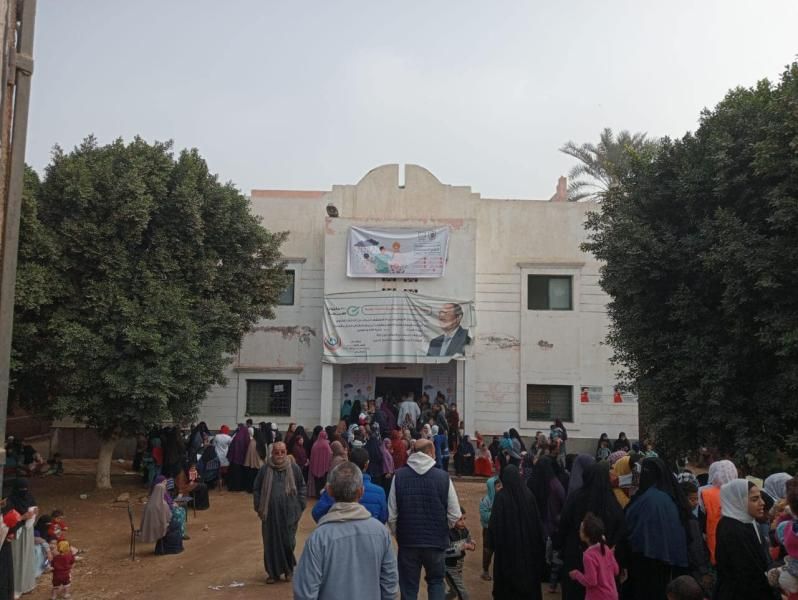 جامعة القاهرة تطلق قافلة تنموية شاملة لقرية كفر قنديل بمركز أطفيح