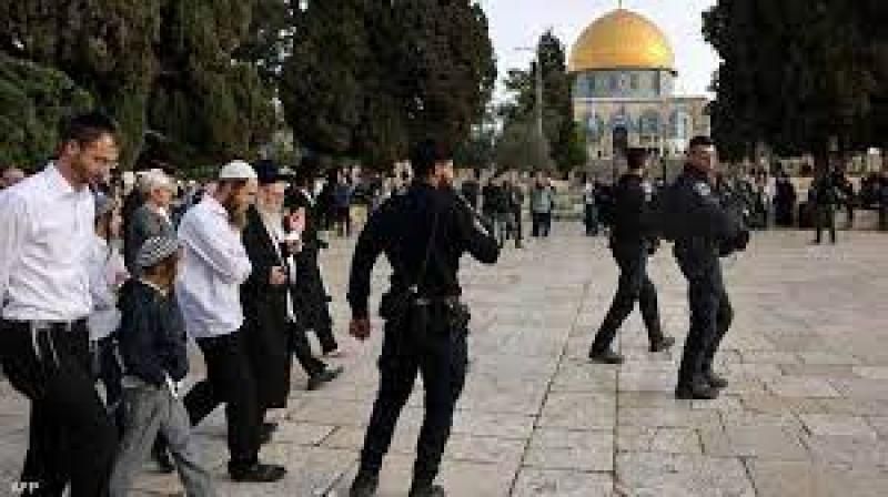 عشرات المستوطنين الإسرائيليين يقتحمون باحات ”الأقصى” بحماية شرطة الاحتلال