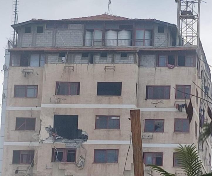 إصابات جراء استهداف الجيش الإسرائيلي مقر الهلال الأحمر الفلسطيني بخان يونس