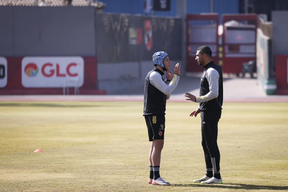 ظهور إمام عاشور بواقي للرأس في تدريبات الأهلي اليوم (صور)