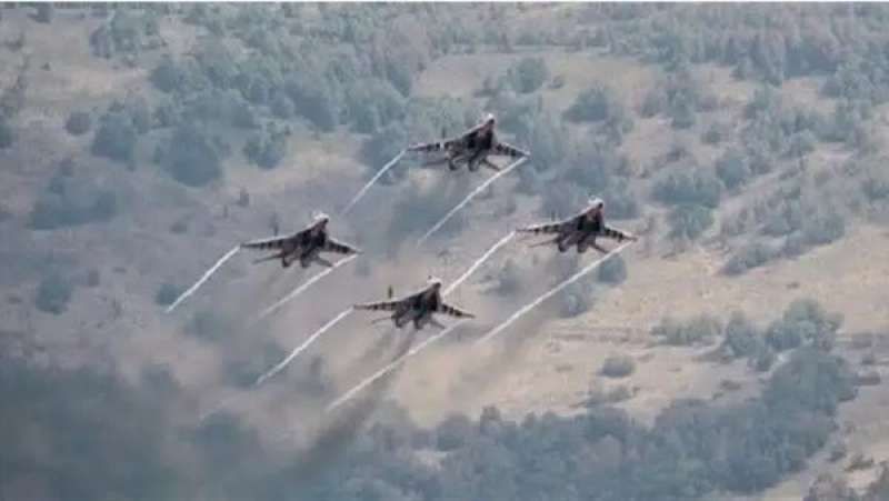 مقاتلات حربية تشن غارات ضد مخابئ داعش في البادية السورية