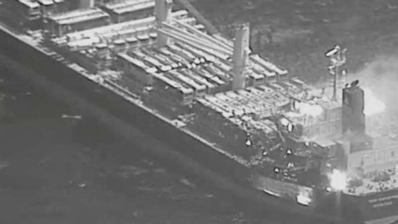 إخلاء سفينة هندية بعد سقوط أول الضحايا المدنيين في هجمات الحوثيين