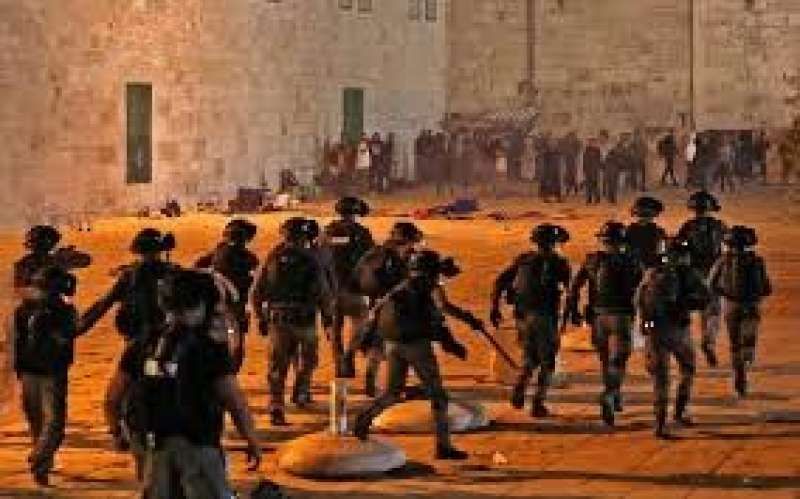 قوات الاحتلال تقتحم باحات المسجد الأقصى وتخرج المصلين