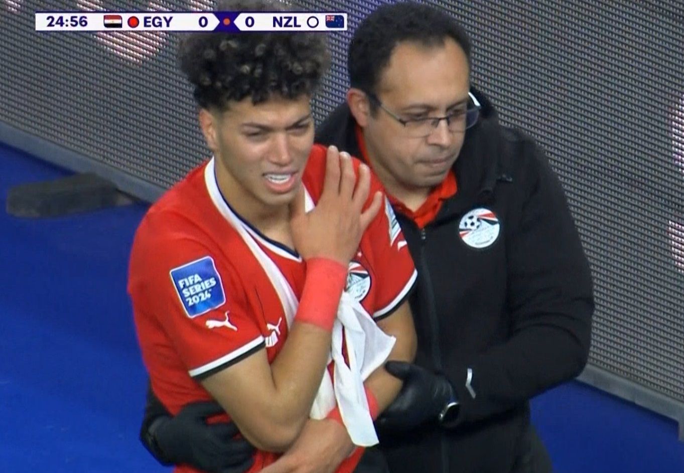 إصابة إمام عاشور في الكتف ويغادر المباراة "باكيًا" وحمدي فتحي بديلا