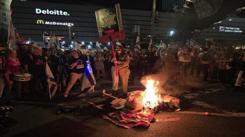 اشتباكات عنيفة بشوارع تل أبيب ومتظاهرون يهددون باحراق إسرائيل