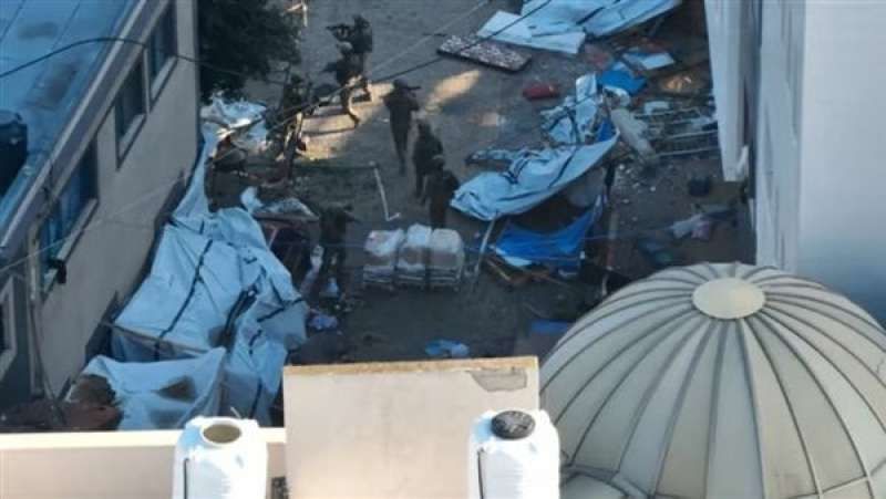 طائرات الاحتلال تشن غارات في محيط مجمع الشفاء الطبي بغزة