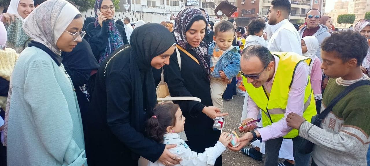 التحالف الوطنى يشارك أهالى الإسماعيلية احتفالات عيد الفطر بالحلوي والألعاب