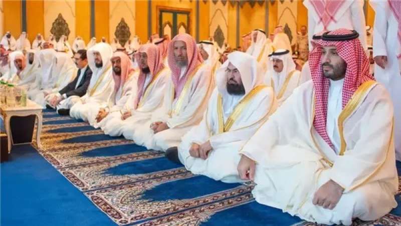 محمد بن سلمان يؤدي صلاة عيد الفطر في المسجد الحرام