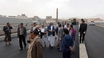 أخبار اليمن : عُباد يطلع على تنفيذ الأعمال الاسفلتية بجسر النصر